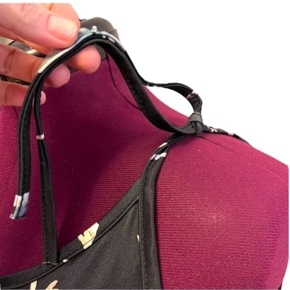 Bundle of 2: Spaghetti Strap Camisoles by H&M & LOVEAU Dear (Wardrobe Essential) - Picture 13 of 16